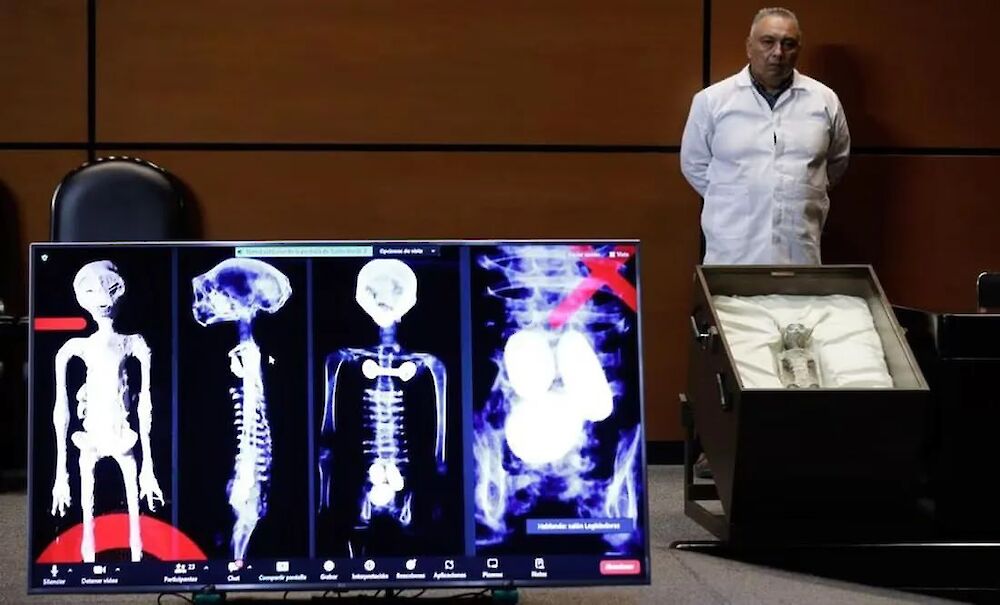 У Конгресі Мексики показали тіла двох стародавніх "прибульців"