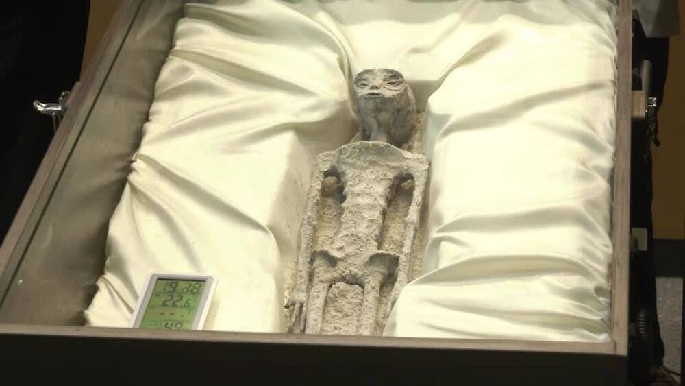 У Конгресі Мексики показали тіла двох стародавніх "прибульців"