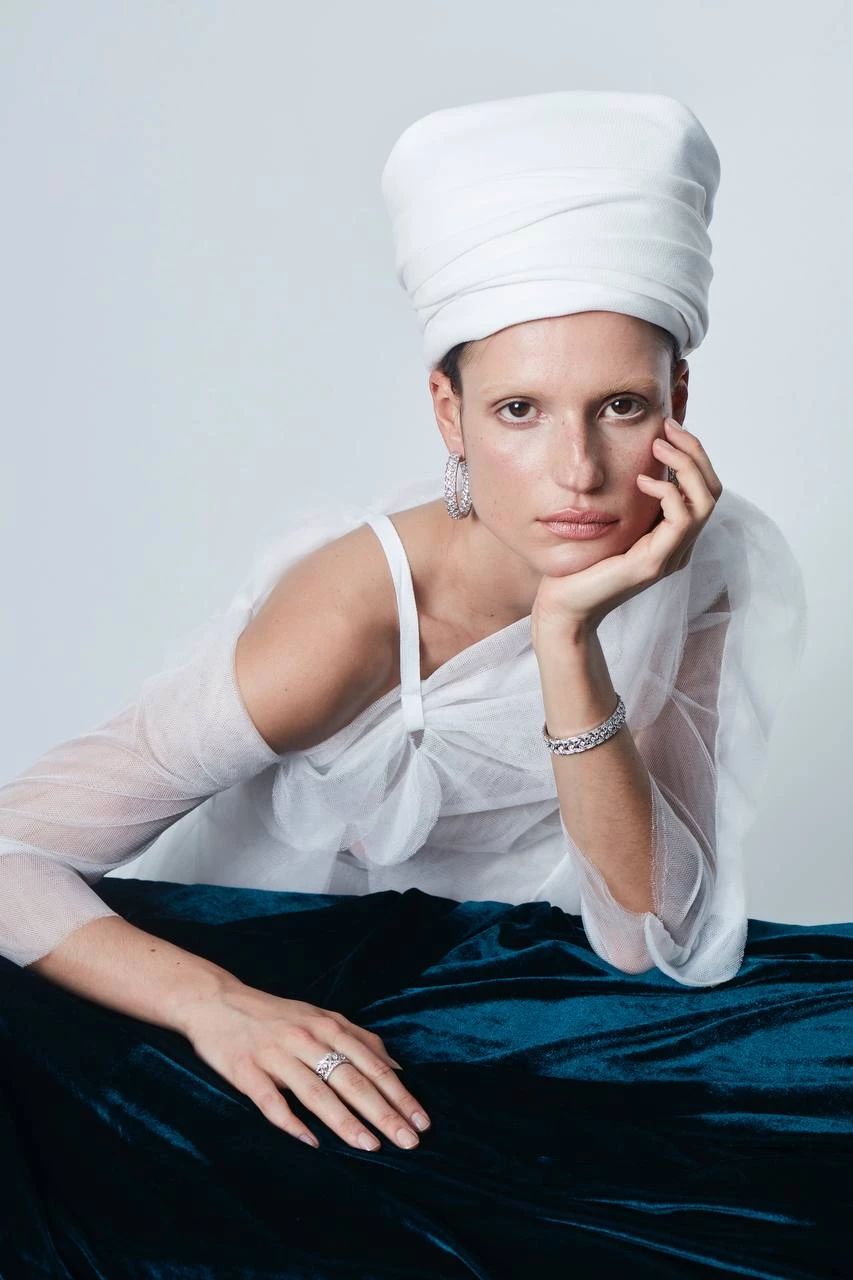 Знімання Vogue Ukraine 2018 року, для якого Олександра виготовила головні убори з білого льону, пов’язані згідно із традиційними українськими головними уборами1