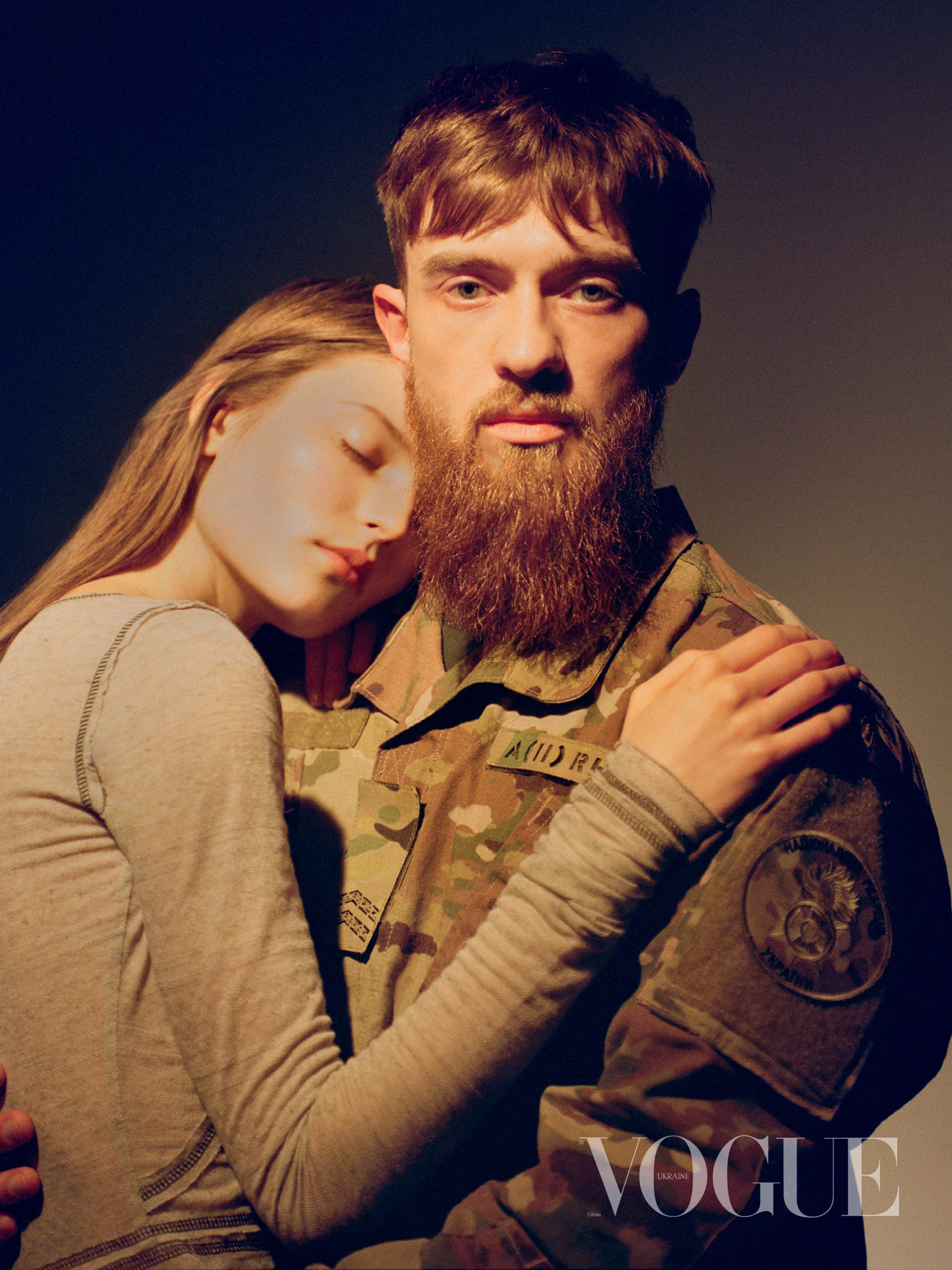 Модель Дар'я Макарова та її бойфренд, військовий на псевдо Грізлі. Фото: Бретт Ллойд, Vogue, Україна5