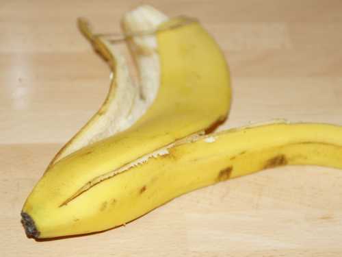 Бананова шкірка — чи принесе користь, якщо покласти її під очі