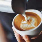 Молоко, вершки чи морозиво: що корисніше додавати до кави