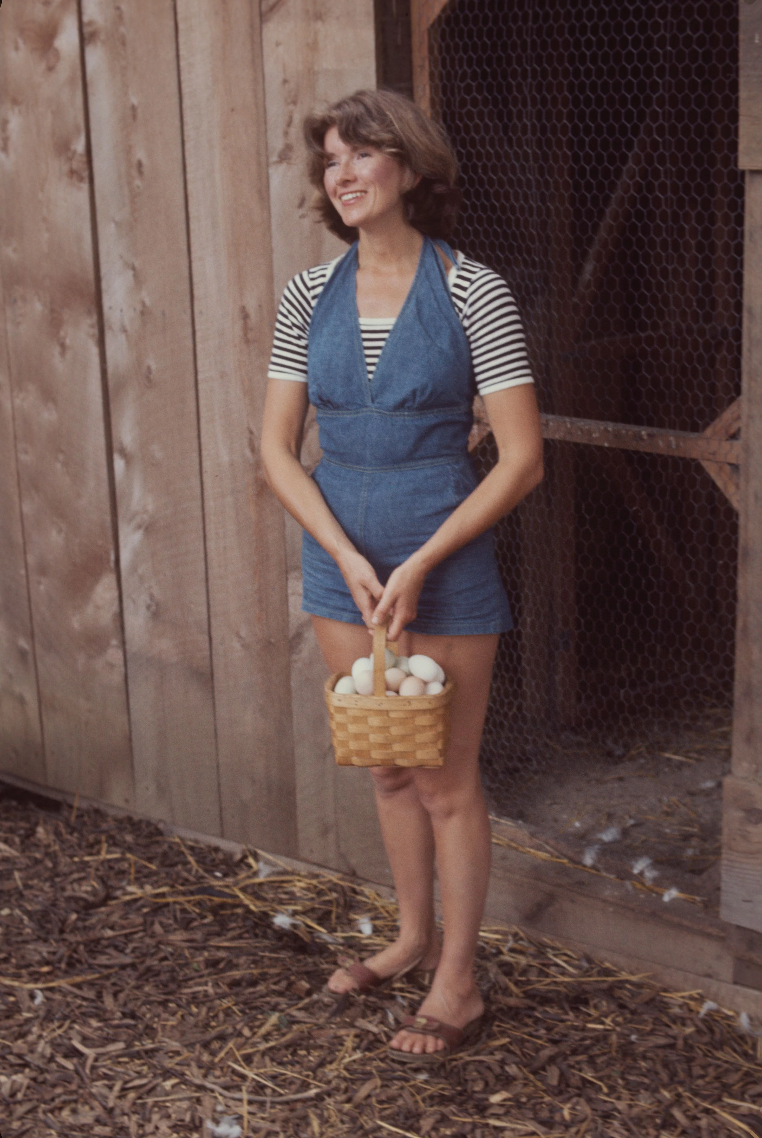 Марта Стюарт несе кошик свіжих яєць з курника на території свого фермерського маєтку в Вестпорті, штат Коннектикут, 1976 рік. Photo: Susan Wood16