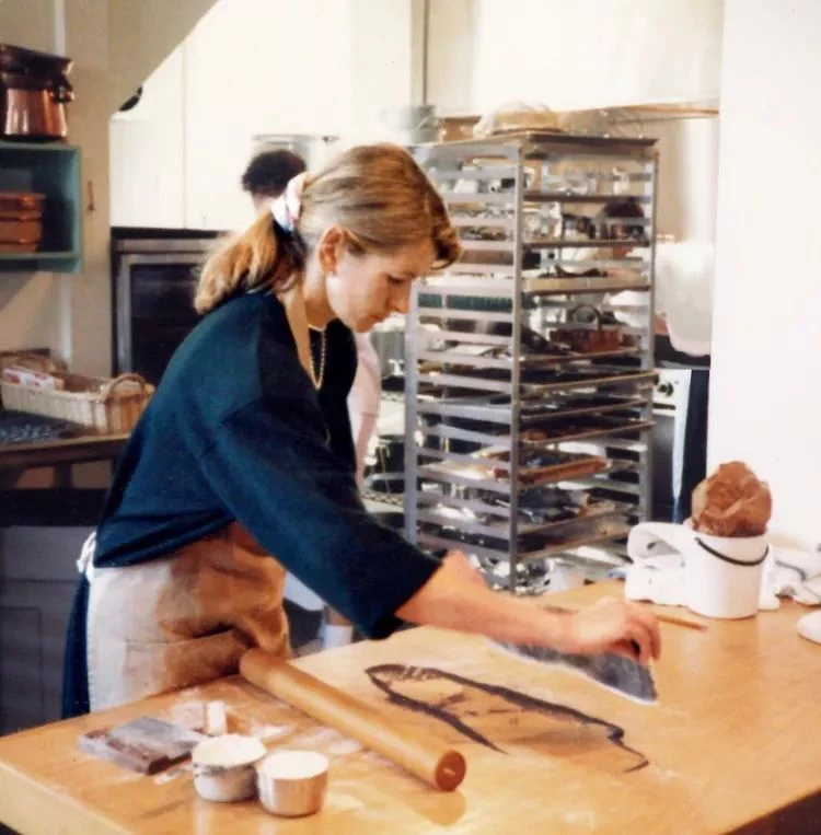 Близько 1980 року Марта проводить одне зі своїх перших кулінарних семінарів у професійній кухні власного будинку у Вестпорті, штат Коннектикут. 28