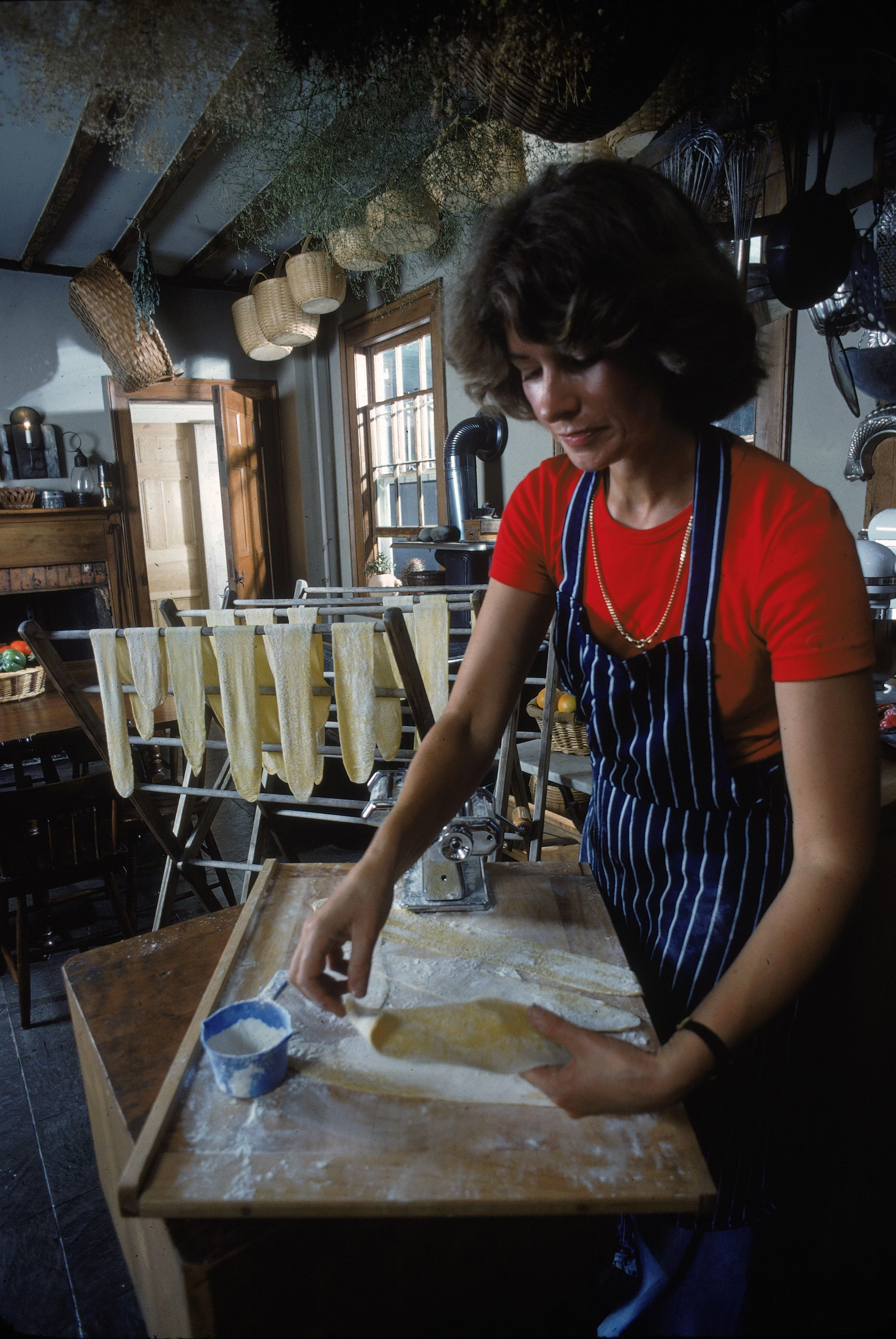 Марта Стюарт місить тісто на кухні у власному будинку, 1976 рік. Photo: Susan Wood17