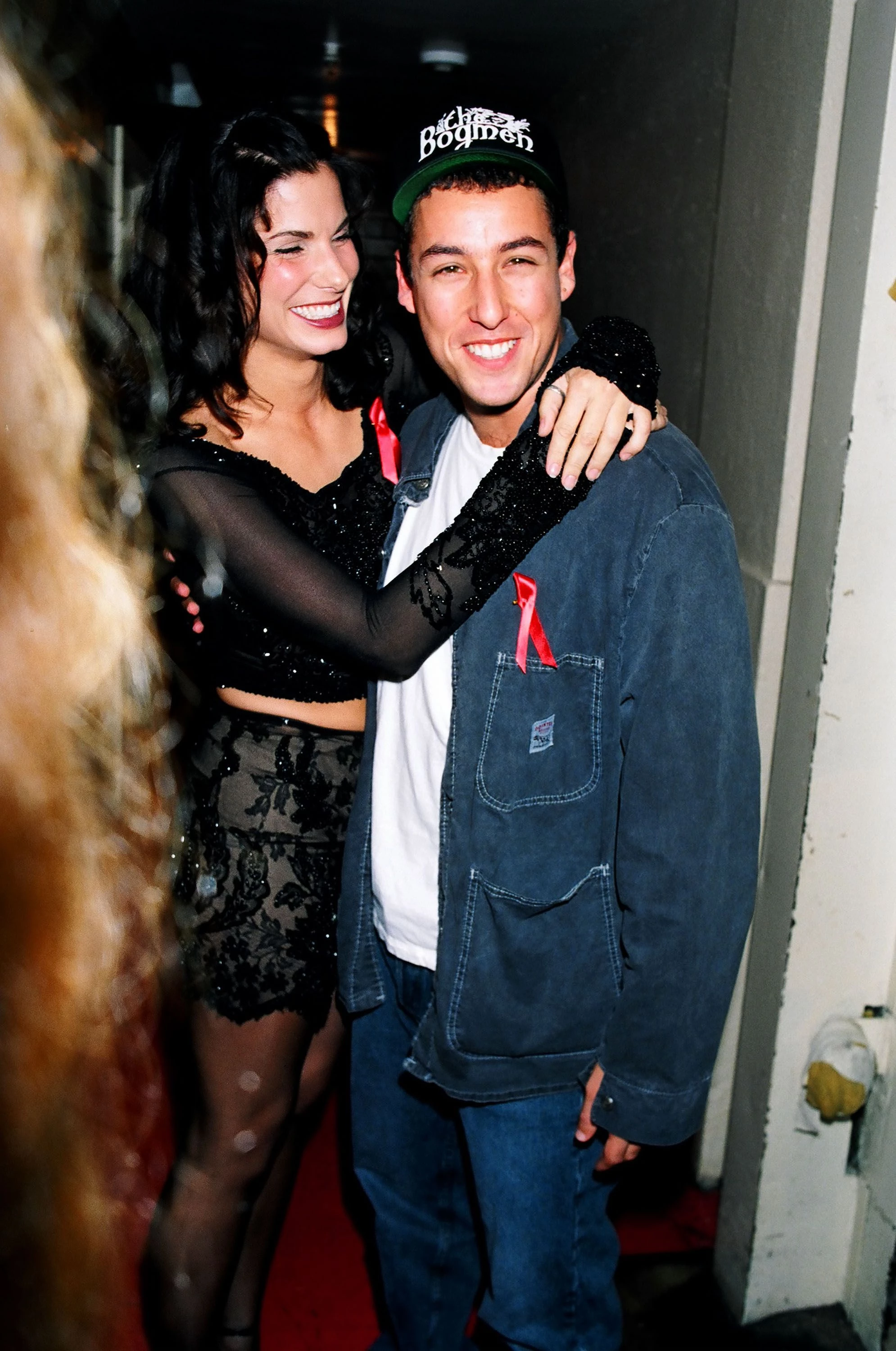 Сандра Буллок з Адамом Сендлером за лаштунками премії MTV Video Music Awards, 19946