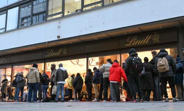Черга покупців стоїть перед магазином Lindt.