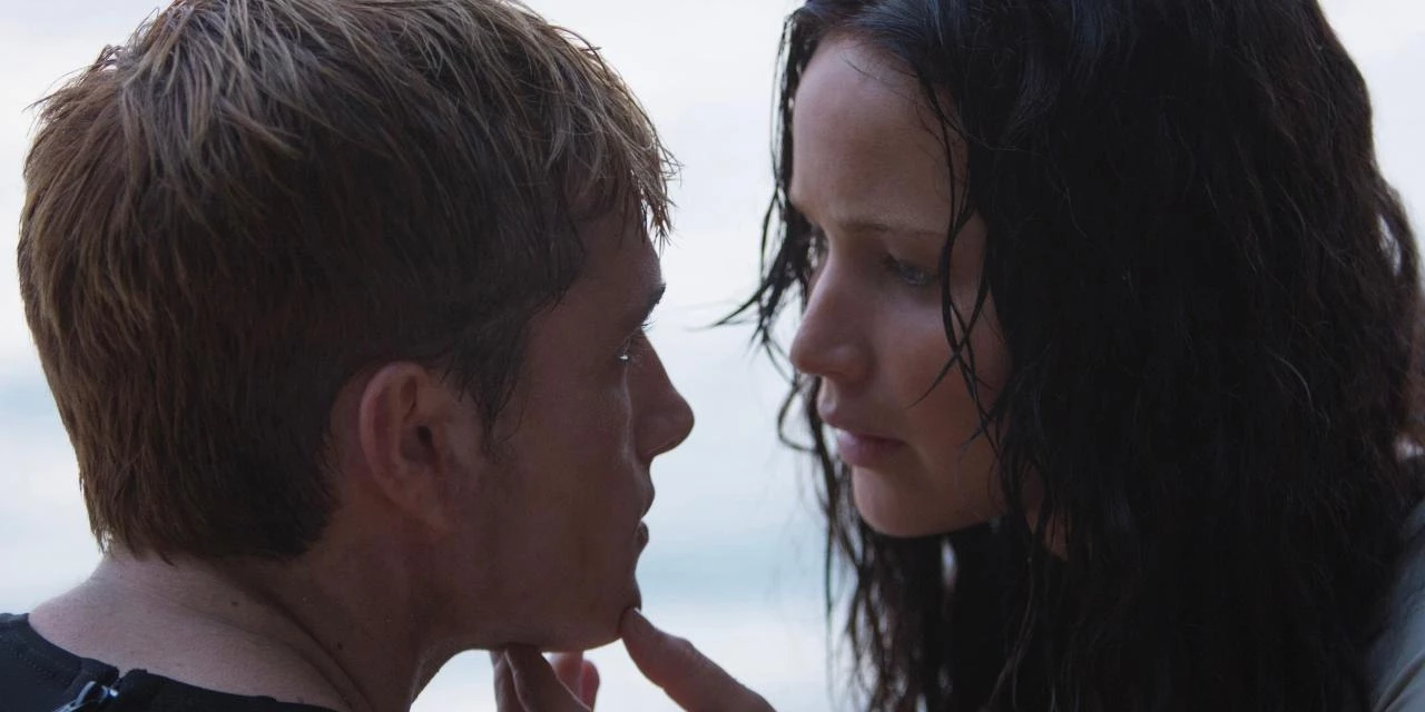 Дженніфер Лоуренс і Джош Гатчерсон у фільмі 2