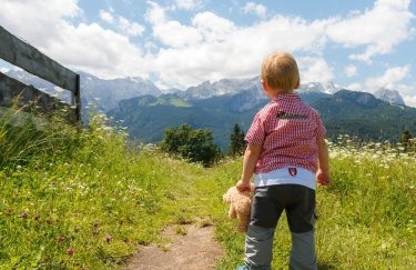 Українці знову подорожують: надходження від туристичної галузі в I кварталі зросли на 61%