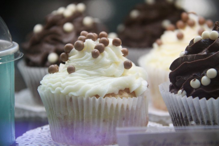 Чому небезпечно їсти солодке після алкоголю: несподіваний ефект сладости