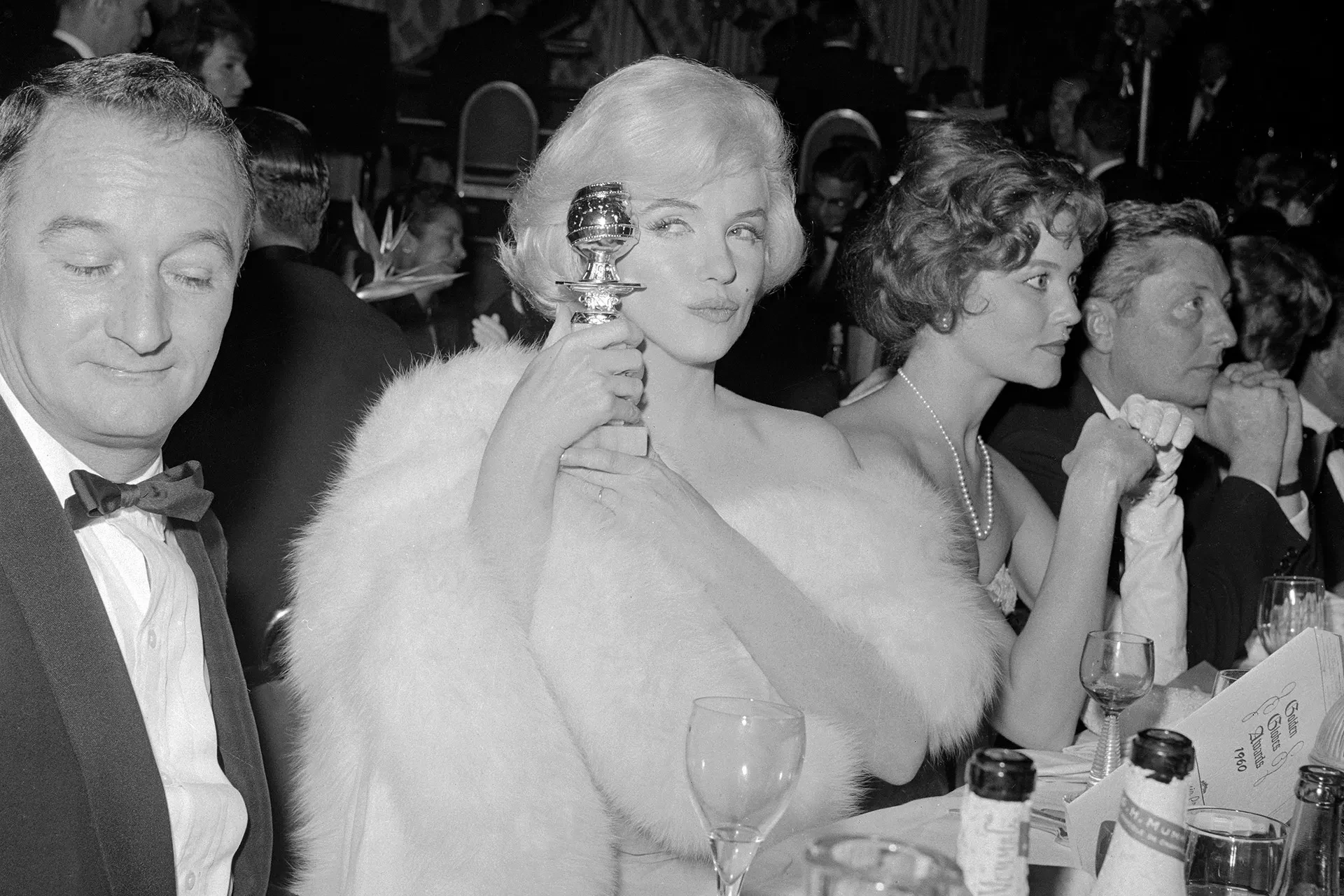 1960: Мерилін Монро з нагородою за роль у стрічці "У джазі тільки дівчата"2