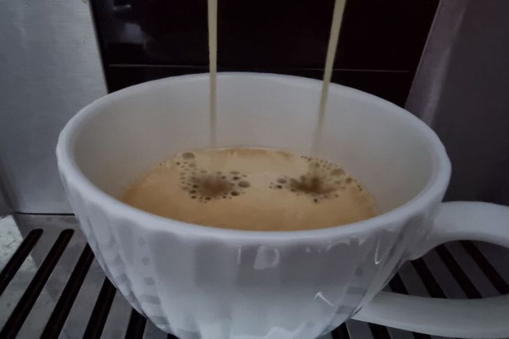 Навіщо подають воду до кави та як правильно її пити кофе