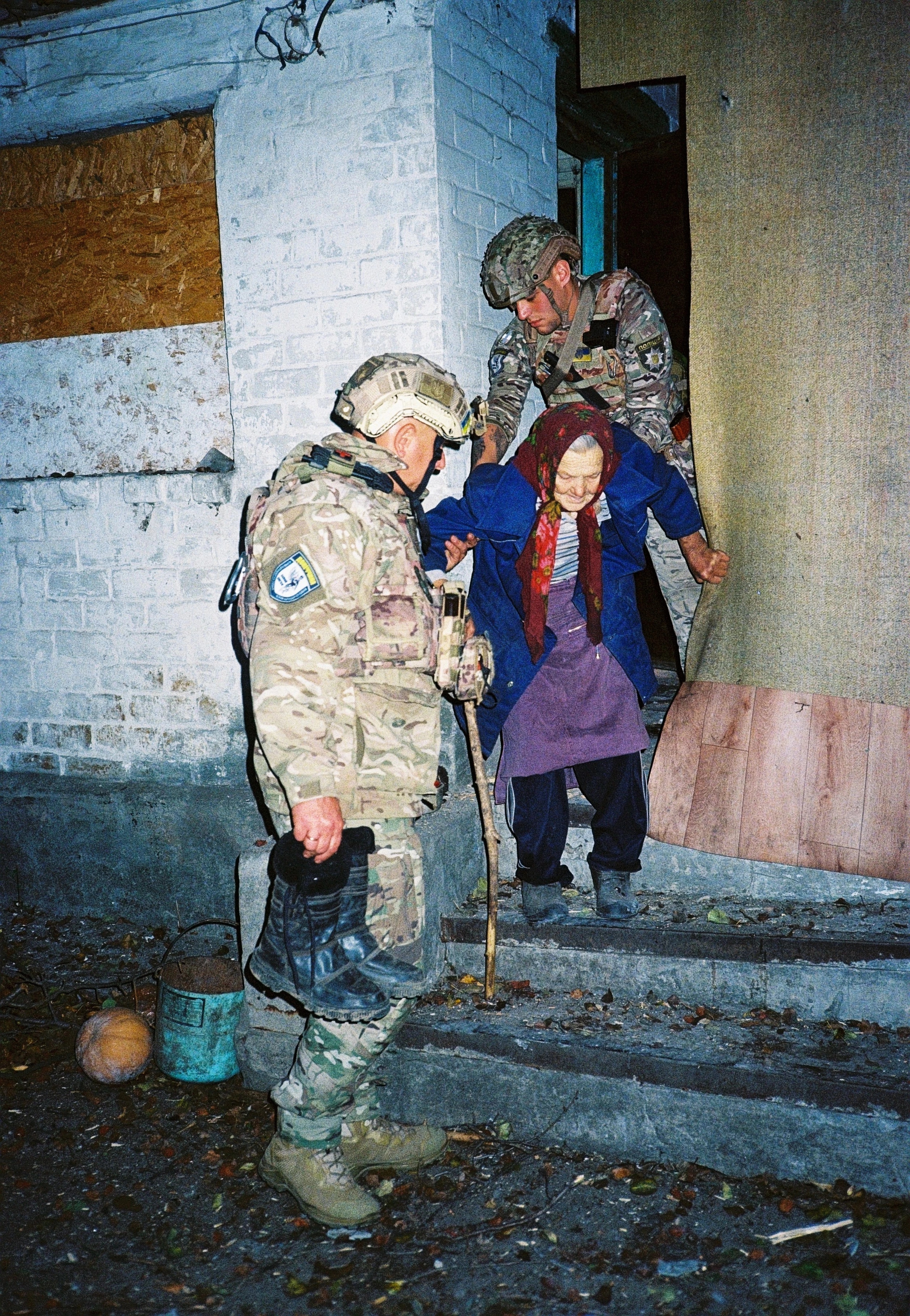 Евакуація пораненої жінки групою 7