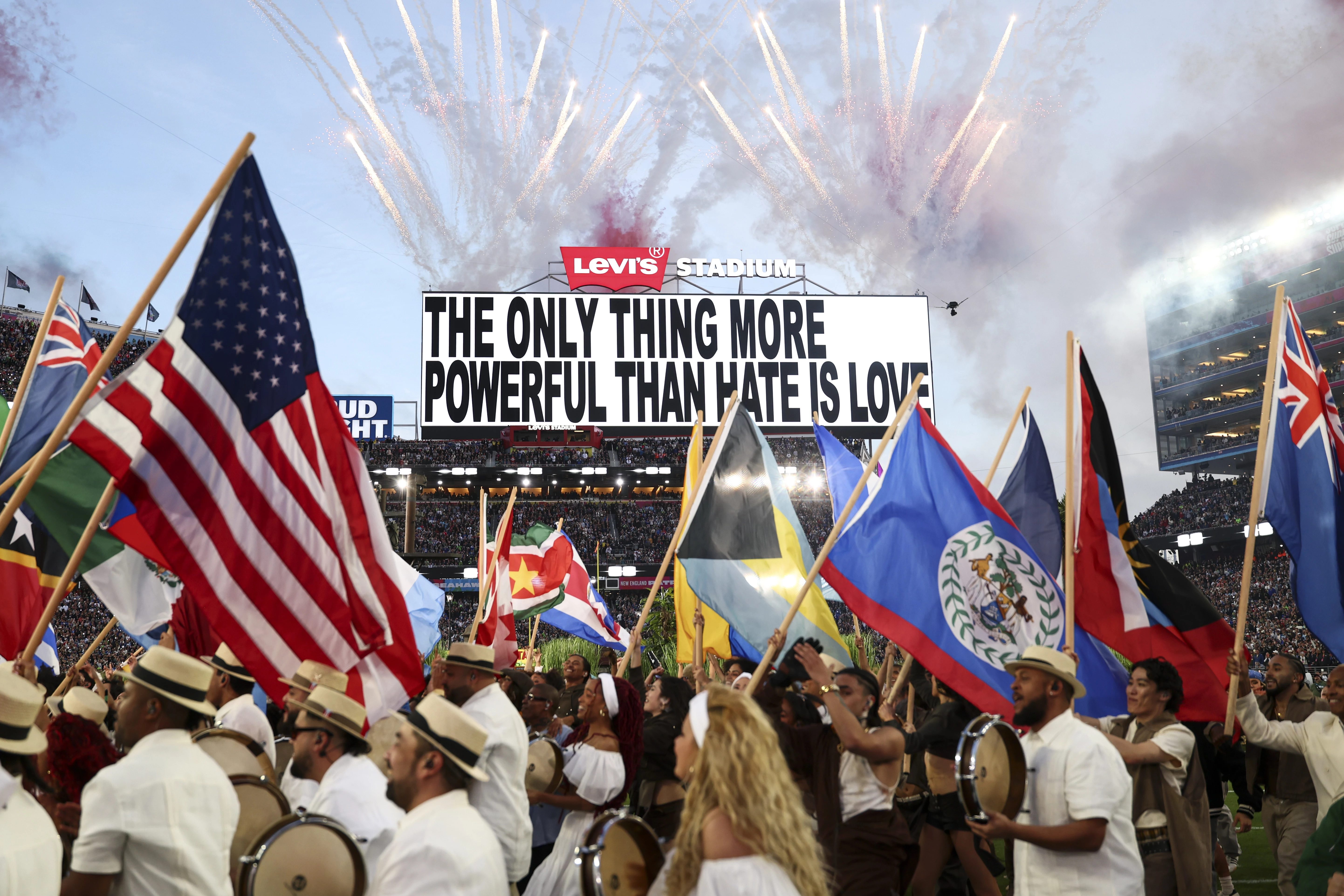 Чому перформанс Bad Bunny на Супербоулі 2026 вже вважають епохальним
9