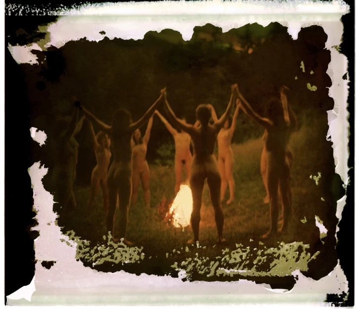 Чарівність Карпат, дівоча воля і чуттєвість на фотоекспозиції "Солоні роси" в Києві.
2