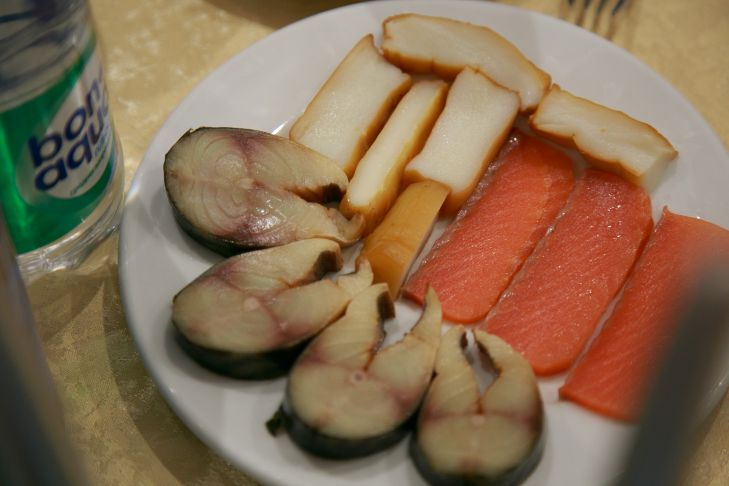 Що корисніше: оселедець слабосолений або копчений? Вибір для серця