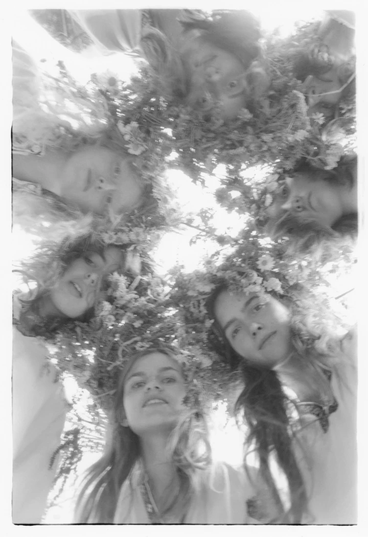 Чарівність Карпат, дівоча воля і чуттєвість на фотоекспозиції "Солоні роси" в Києві.
3