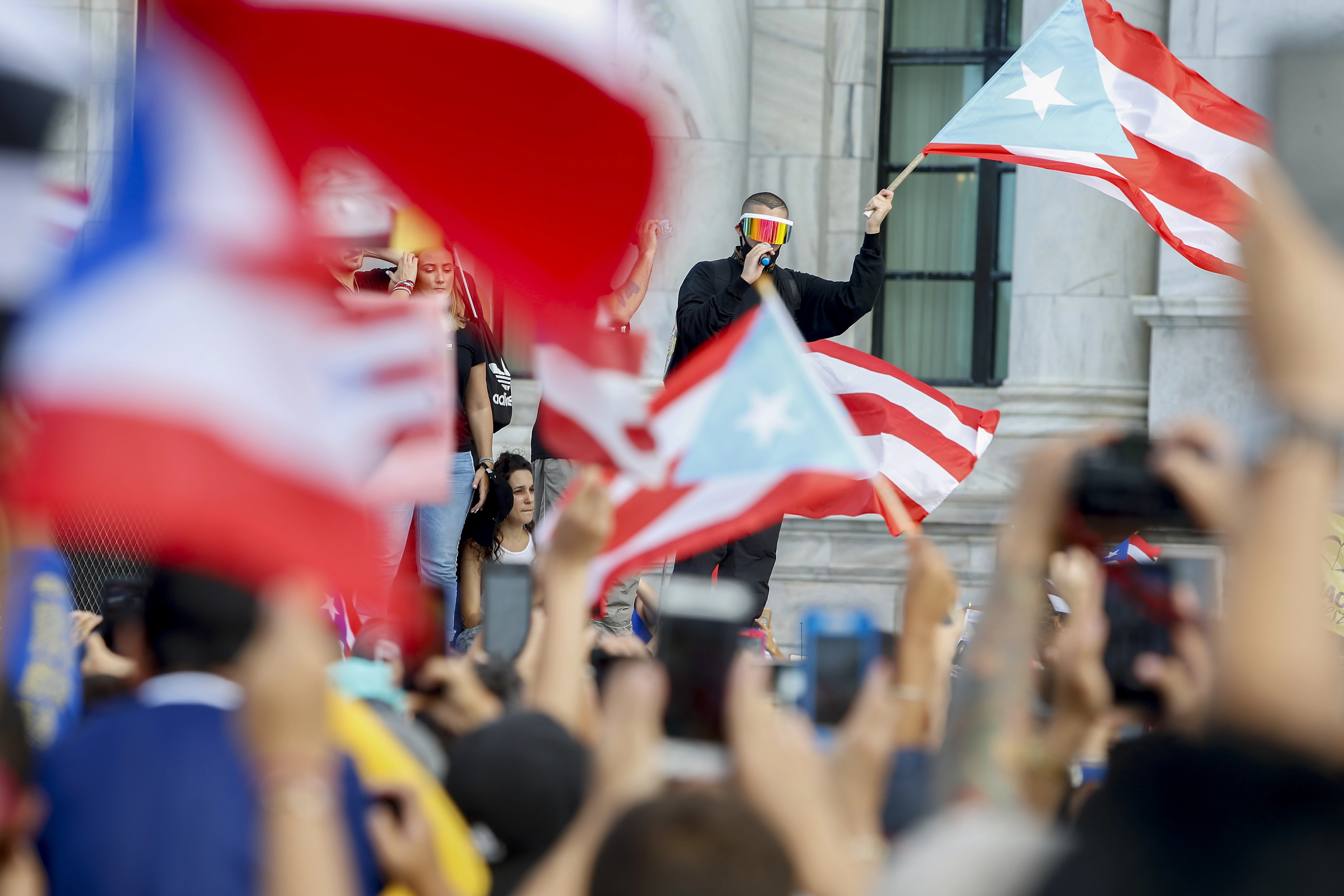 Bad Bunny під час масових протестів проти губернатора Рікардо Росселло у Сан-Хуані, 20193