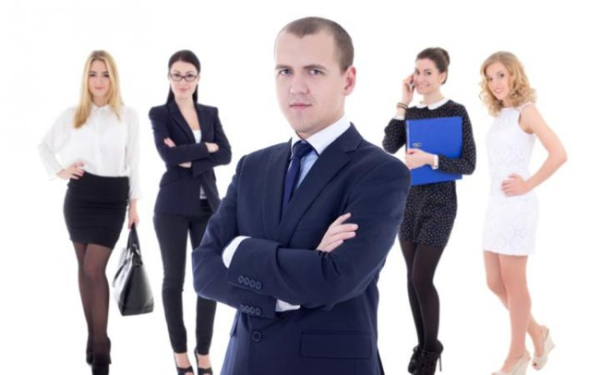 Як вижити чоловікові у жіночому колективі?