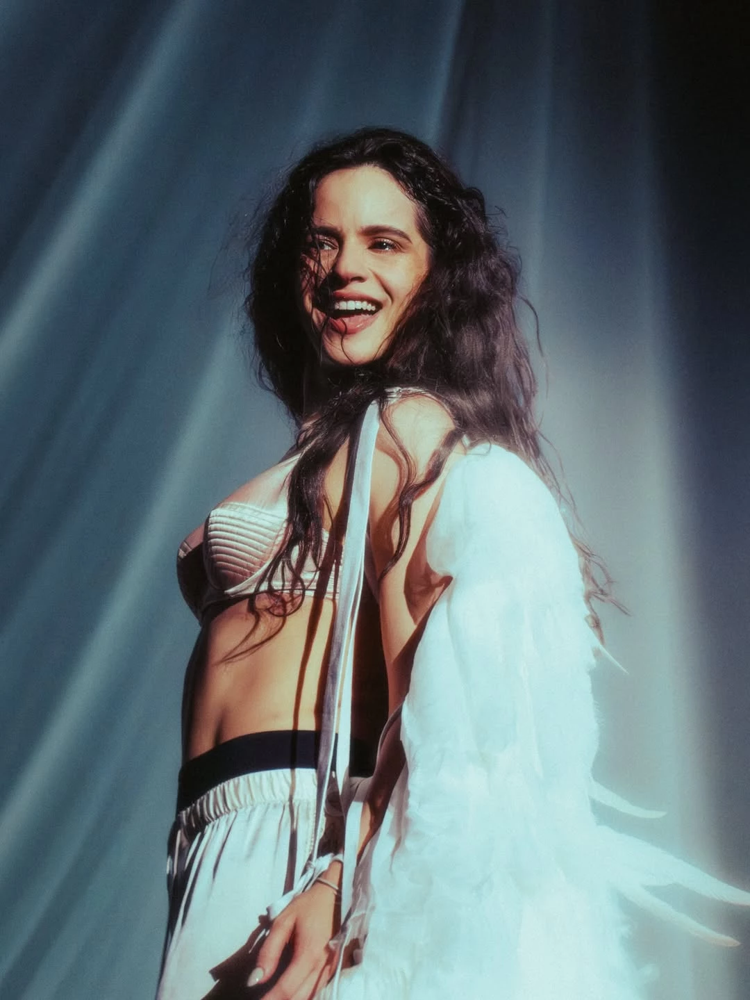 Вбрання Розалії в центрі уваги: найяскравіші луки її всесвітнього LUX-туру.
0