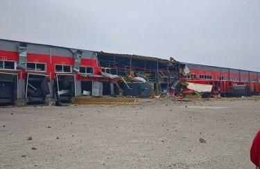 Запоріжжя: російський удар по поштовому терміналу, є травмовані (знімки)