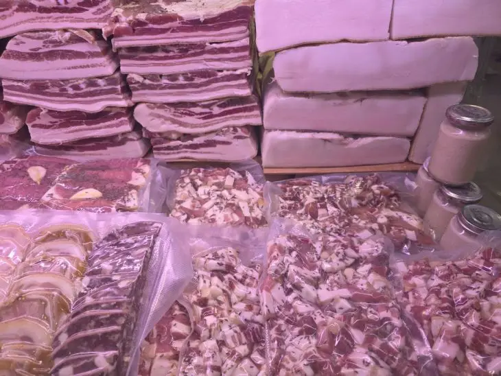 Чому не можна їсти багато сала: норма для серця та судин