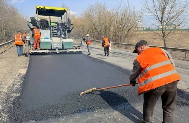 Відновлення держдоріг: понад 1,8 млн “квадратів” дорожнього полотна оновлено (Знімки)