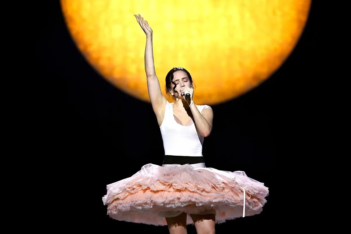 Вбрання Розалії в центрі уваги: найяскравіші луки її всесвітнього LUX-туру.
1