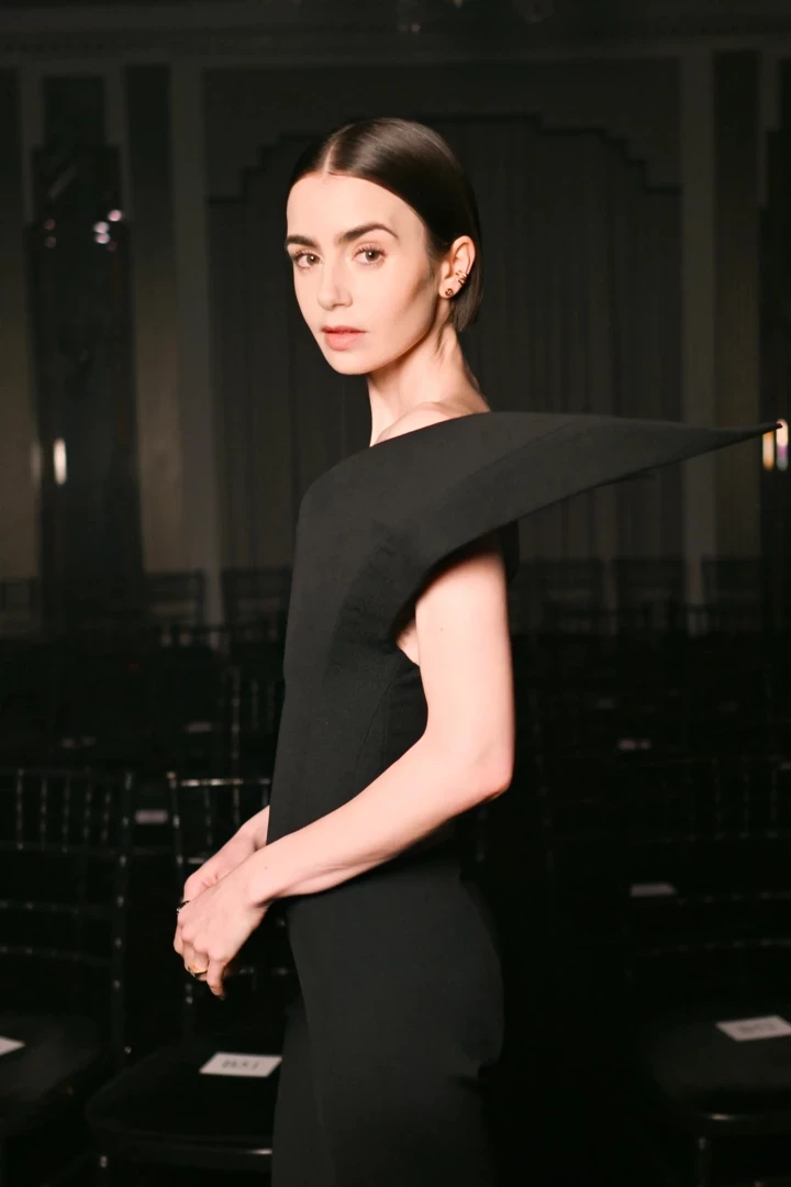 Лілі Коллінз виконає роль Одрі Гепберн у закулісній стрічці про "Сніданок у Тіффані".
1