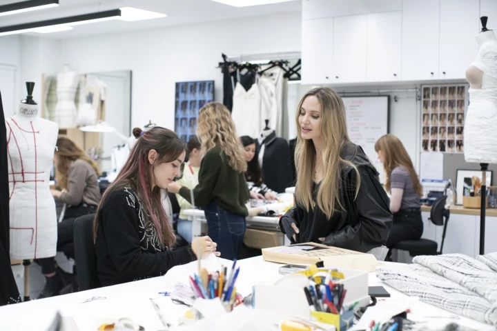 Чому варто глянути "Кутюр" з Анджеліною Джолі: 5 причин
1