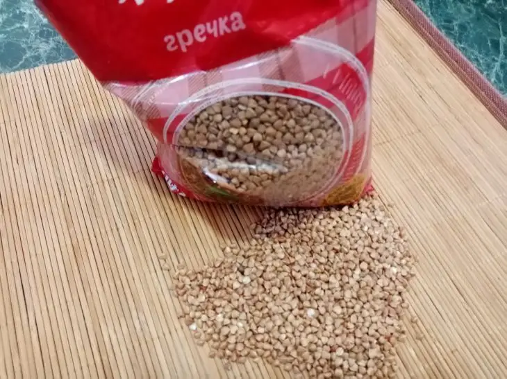 Що не можна додавати до гречки: знищує всі вітаміни на сніданок