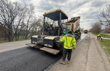 Діяльність з ремонту автошляхів державного значення триває: за минулу добу полагоджено 124&hellip;