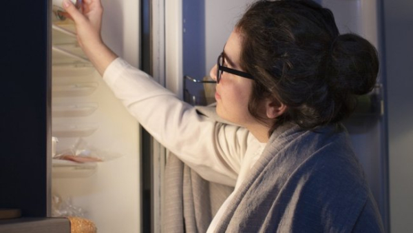 Чому ви їсте вечорами, навіть якщо вже наїлися, пояснила лікар