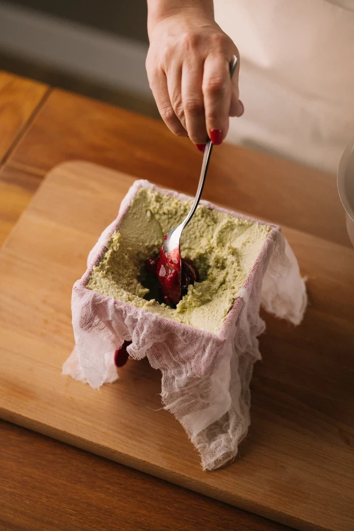 Холодна сирна паска: святковий рецепт, що вразить всіх
12