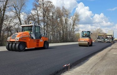 Відновлення автошляхів: з латання почали – понад 2 млн кв. м дорожнього полотна вже залатали.