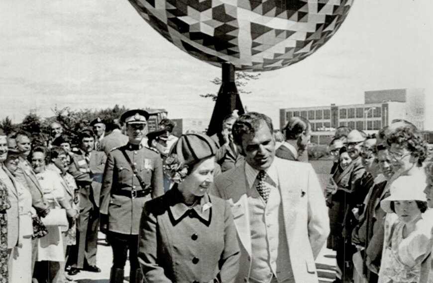 Королева Єлизавета II та найбільше розписане яйце: історія світлини.