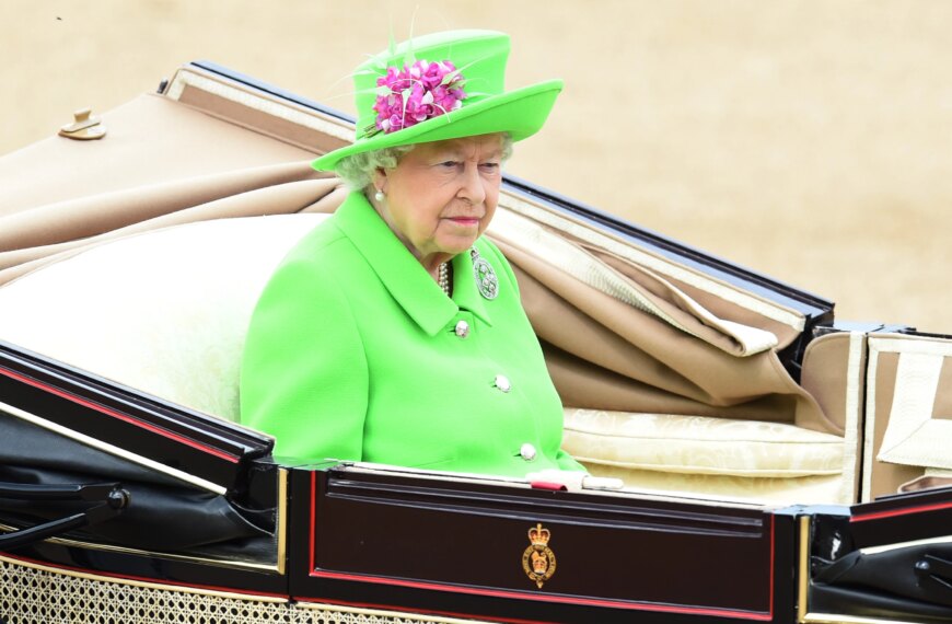 У Лондоні – грандіозний показ моди королеви Єлизавети II