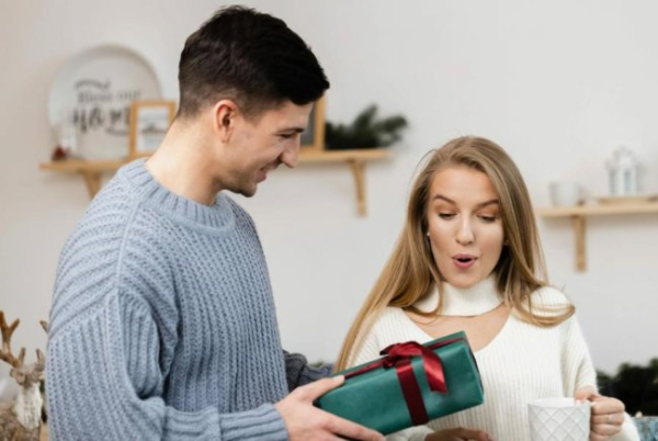 Як зробити жінці правильний подарунок? Інструкція для чоловіків