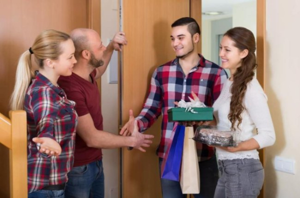 13 речей, які не варто робити, коли ти прийшов у гості