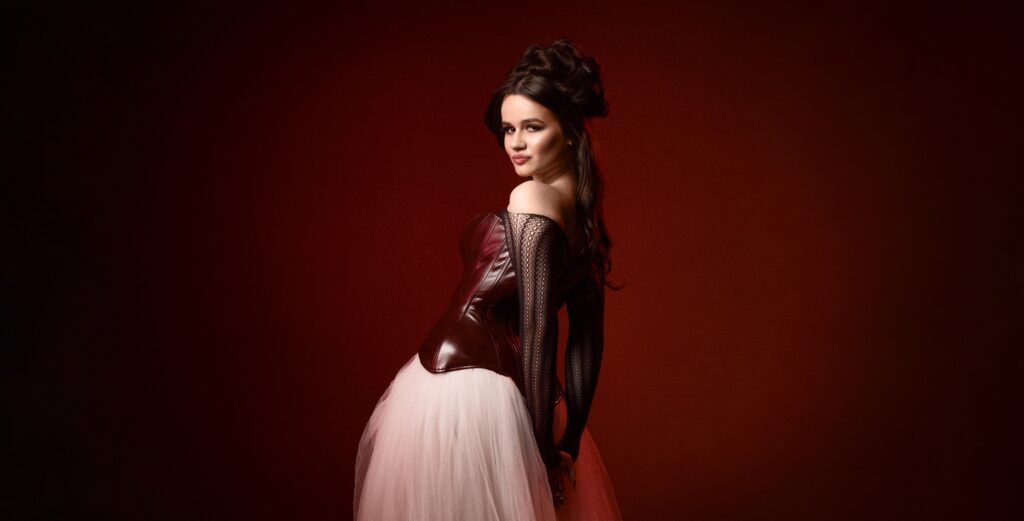 «Мій перехідний вік не був солодким»: SOWA відверто розповіла про комплекси та неприйняття себе в підлітковому віці