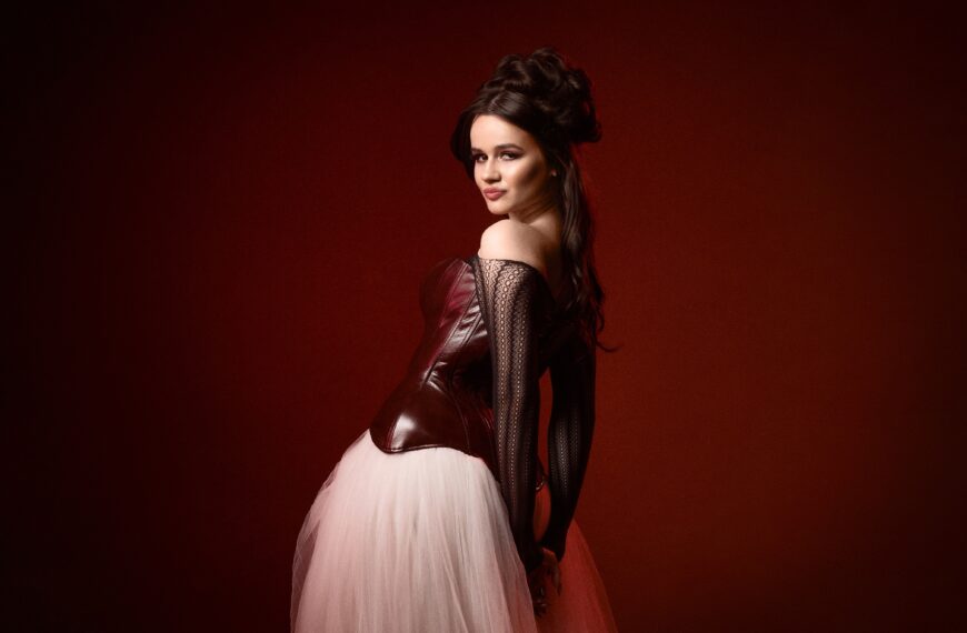 «Мій перехідний вік не був солодким»: SOWA відверто розповіла про комплекси та неприйняття себе в підлітковому віці