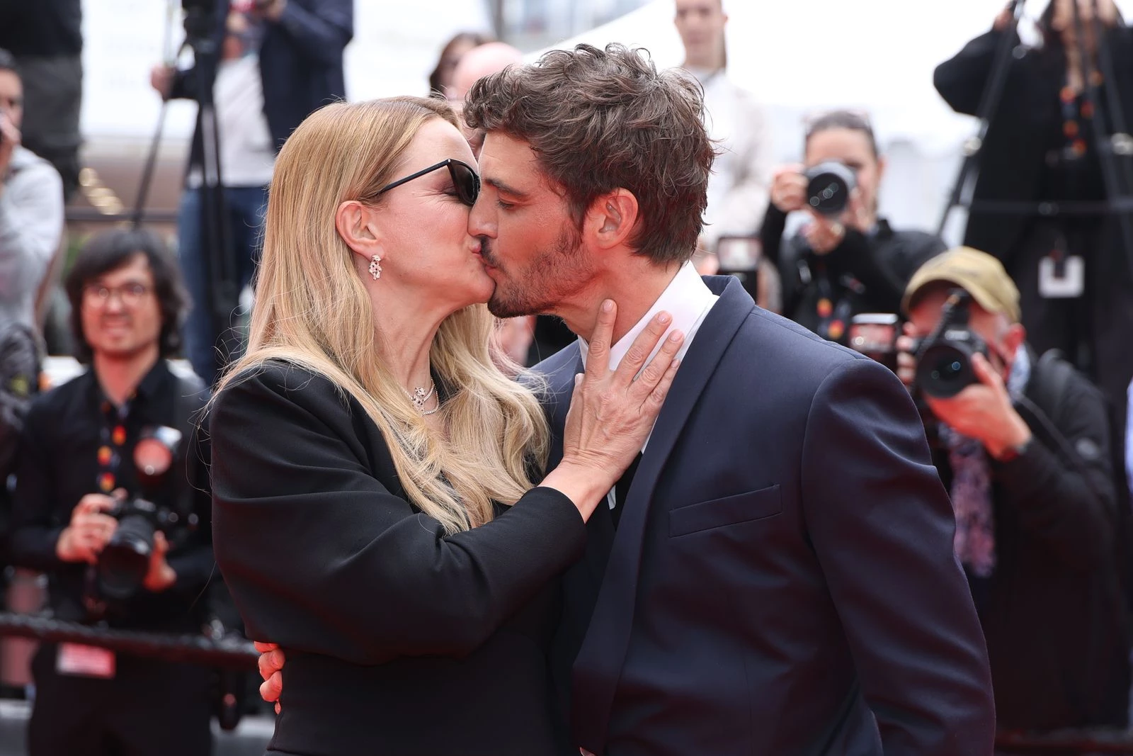 The kiss between Virginie Efira and Niels Schneider12