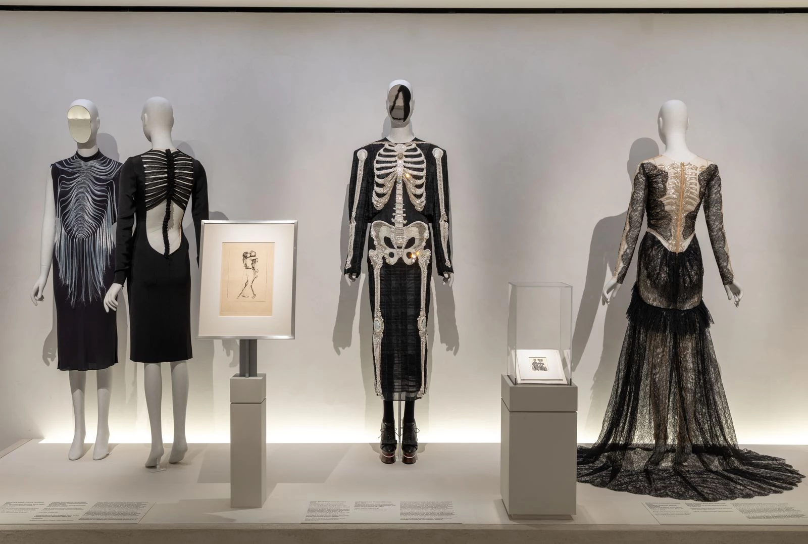 Розділ Mortal Body, присвячений смертному тілу. Фото: © Anna-Marie Kellen / The Metropolitan Museum of Art 10