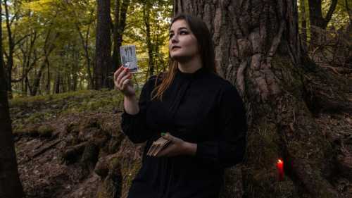 Невинна підтримка чи ризикована проба? Роздуми після запрошення на окультну церемонію