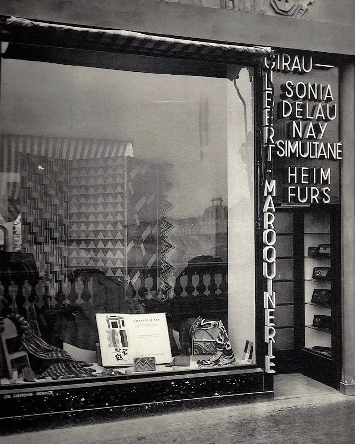 Соня Делоне, Boutique Simultanée, 1925 Фасад та вітрина, міст Александра III, Париж1