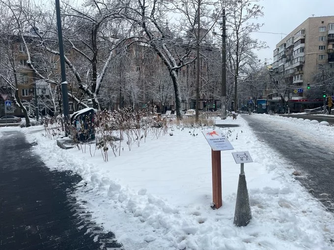 Київський сквер отримав "собачий пісуар": як він допоможе зі збором відходів4