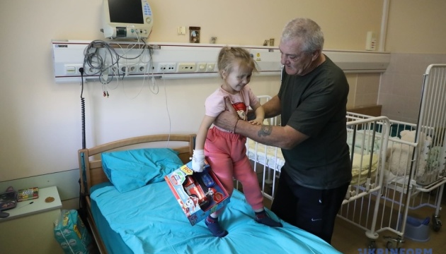 З лікарні виписали 4-річну дівчинку, якій із серця дістали уламок російської міни0
