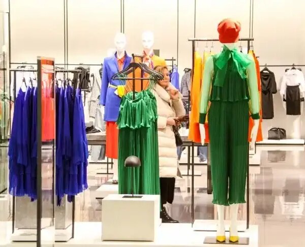 Vogue прогнозує: мікросукні та сукні-фартухи підкорять світ моди