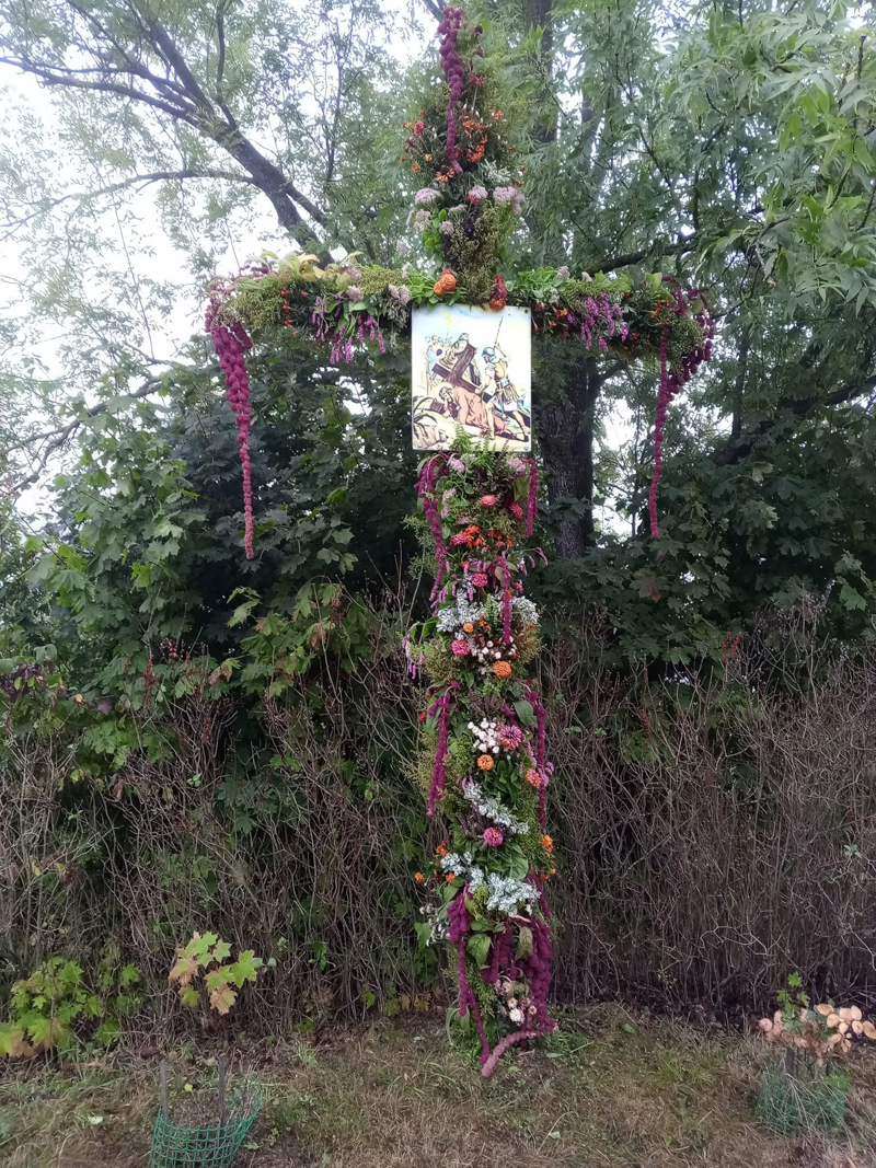 Перша, хто заквітчає хрест, та шлюб отримає11