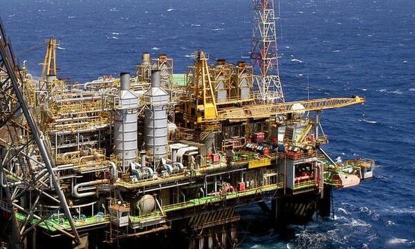 ЄС заморозив ціновий стелю на нафту ще на рік, посиливши санкції проти російських кораблів і нафтопереробки